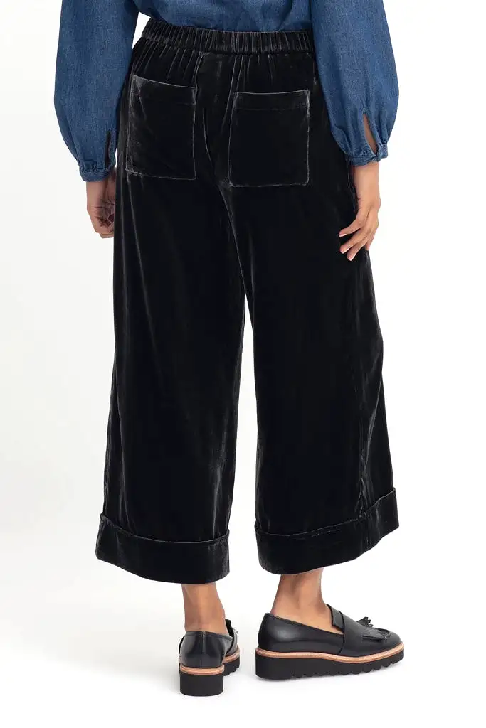 Elk The Label - Metti Velvet Pants - Charcoal